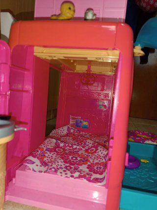 Autocaravana Barbie con piscina y accesorios
