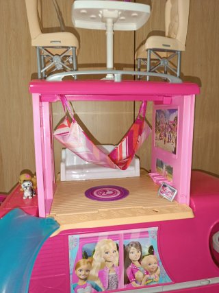 Autocaravana Barbie con piscina y accesorios