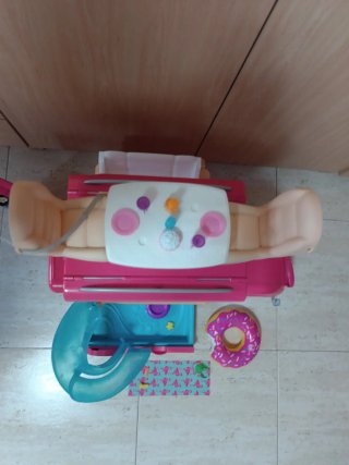Autocaravana Barbie con piscina y accesorios