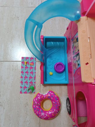 Autocaravana Barbie con piscina y accesorios