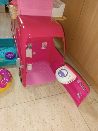 Autocaravana Barbie con piscina y accesorios