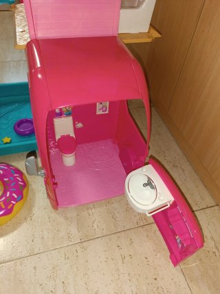 Autocaravana Barbie con piscina y accesorios