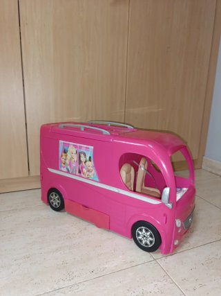 Autocaravana Barbie con piscina y accesorios
