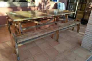 Mesa de madera con bancos