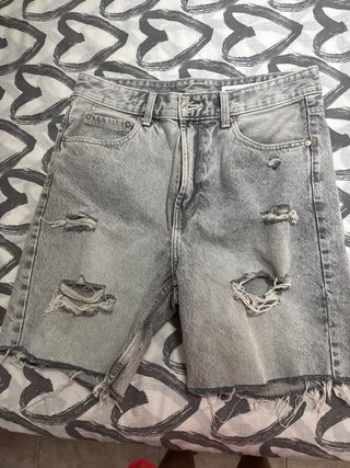 Pantalones vaqueros grises rotos