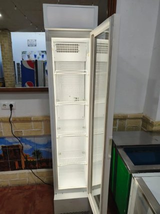 Nevera vertical expositora