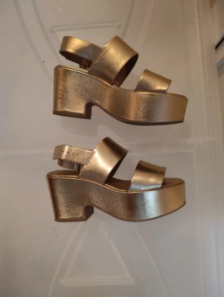 Sandalias doradas plataforma