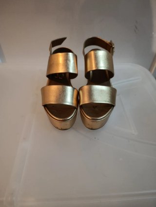 Sandalias doradas plataforma