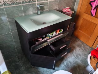 Mueble de baño con lavabo de cristal