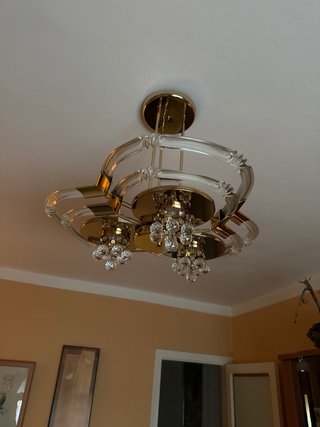 Lámpara de techo dorada y cristal
