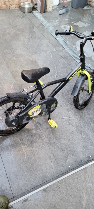 Bicicleta infantil BTWIN negra y amarilla