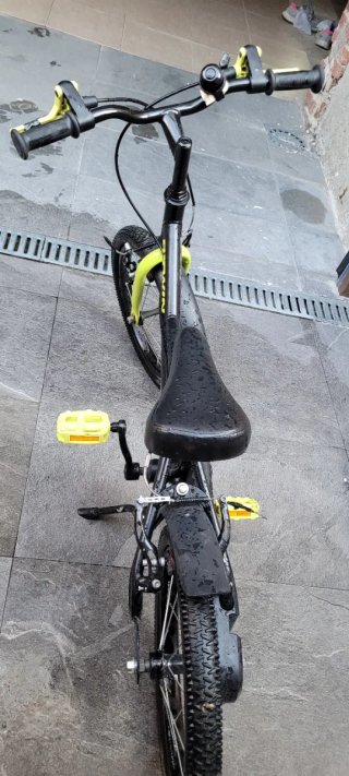 Bicicleta infantil BTWIN negra y amarilla