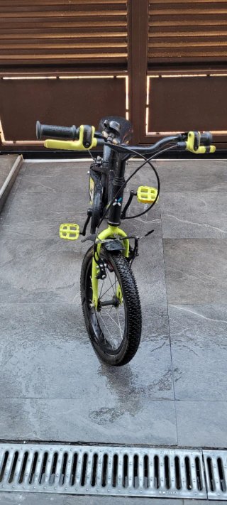 Bicicleta infantil BTWIN negra y amarilla
