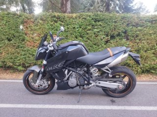 KTM 990 Super Duke Negra y Naranja