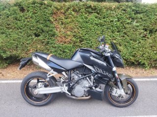 KTM 990 Super Duke Negra y Naranja
