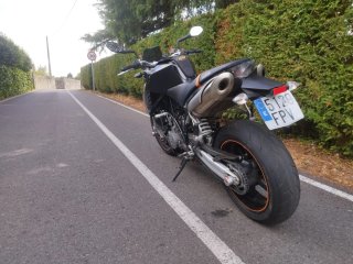 KTM 990 Super Duke Negra y Naranja