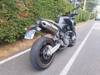 KTM 990 Super Duke Negra y Naranja