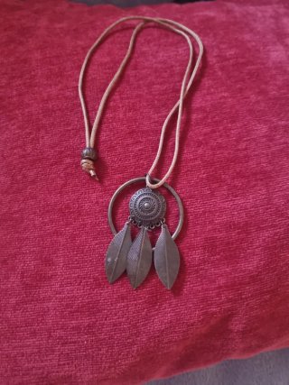 Collar bohemio con colgante de plumas
