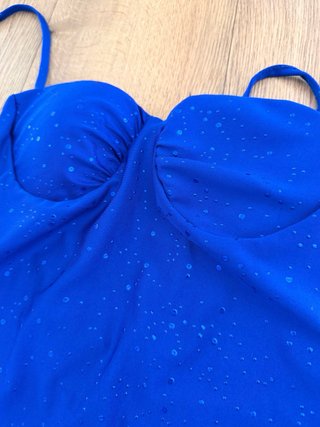 Vestido largo azul con abertura