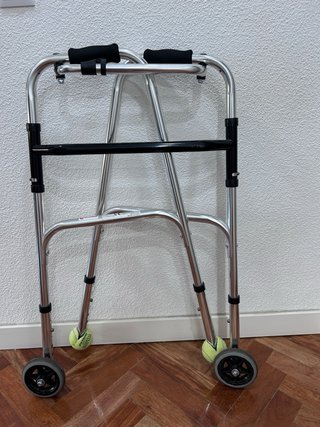 Andador para ancianos con ruedas y pelotas