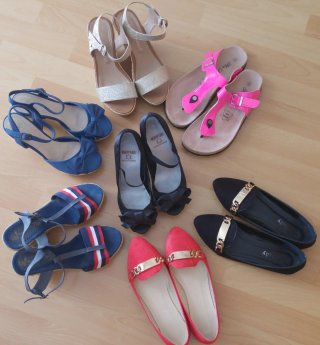 Sandalias de cuña doradas