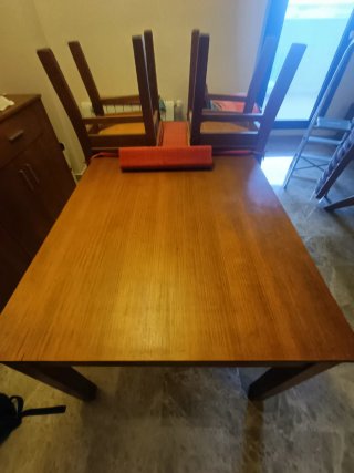 Conjunto de silla y mesa extensible de madera