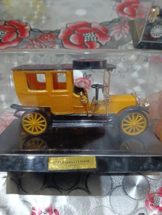 Coche Clásico Miniatura Amarillo