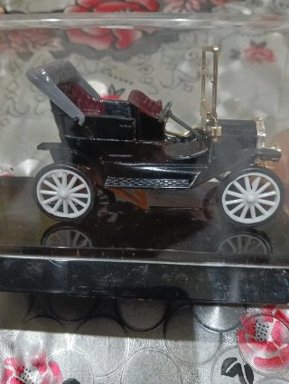 Coche Clásico Miniatura Amarillo