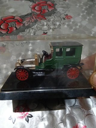 Coche Clásico Miniatura Amarillo