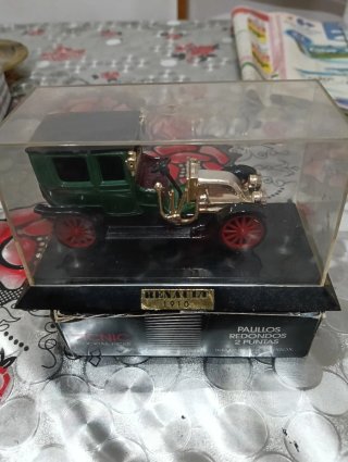 Coche Clásico Miniatura Amarillo