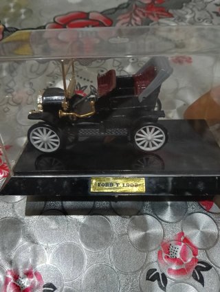 Coche Clásico Miniatura Amarillo