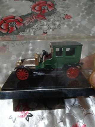 Coche Clásico Miniatura Amarillo