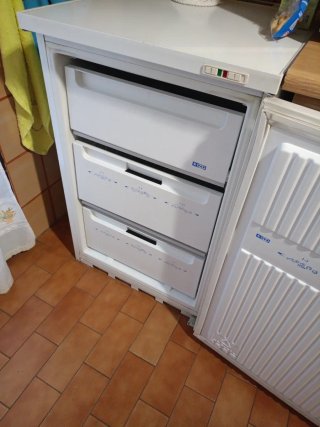 Congelador vertical blanco, alt 86 ancho 56 fon 60