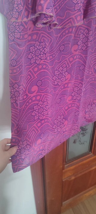 Blusa morada y rosa con estampado floral