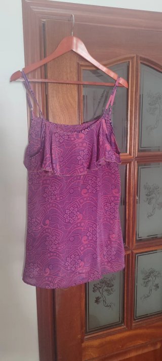 Blusa morada y rosa con estampado floral