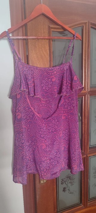 Blusa morada y rosa con estampado floral