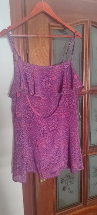 Blusa morada y rosa con estampado floral