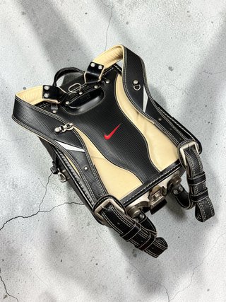 Mochila Nike Randoseru Negra Crema Swoosh Rojo