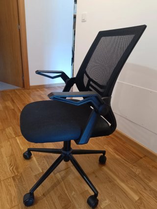 Silla de oficina negra con ruedas + mesa oficina
