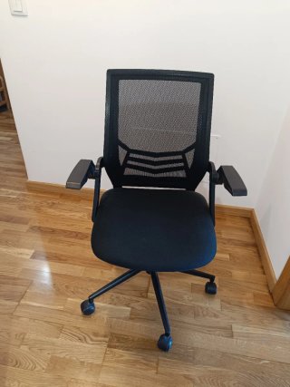Silla de oficina negra con ruedas + mesa oficina