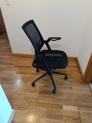 Silla de oficina negra con ruedas + mesa oficina