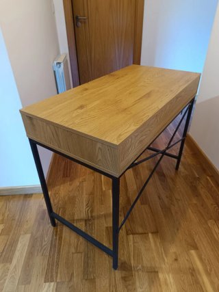Silla de oficina negra con ruedas + mesa oficina