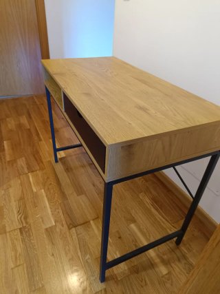 Silla de oficina negra con ruedas + mesa oficina