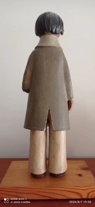 Figura cerámica vidriada hombre con libros