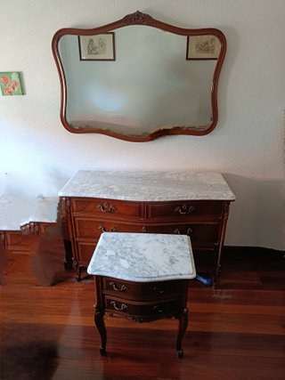 Cómoda, mesita y espejo de madera