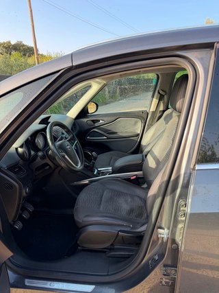 Opel Zafira Tourer 2011