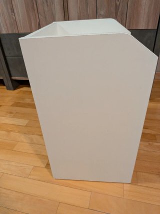 Mesita de noche blanca con cajón