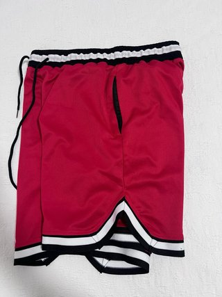 Pantalón corto deportivo rojo