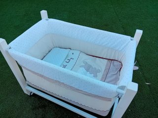 Minicuna de bebé con estampado de puntos