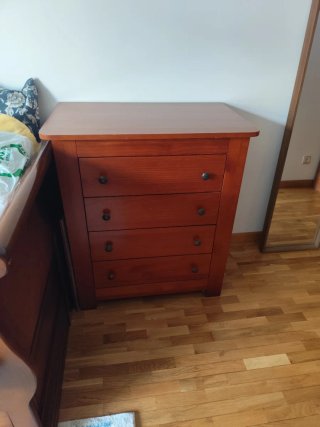 Cómoda de madera con 4 cajones y ruedas ocultas